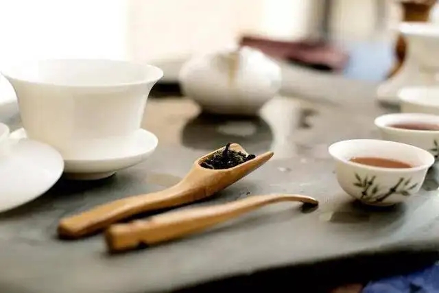 為什么有時喝茶嗓子會發(fā)干？